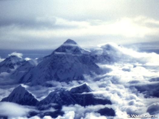 QUEST 10 GEGIA Medição feita por chineses revisa altura de maior montanha da Terra Monte Everest "encolhe" 3,7 metros Geografia (Folha de São Paulo 10/10/05) Segundo especialistas chineses, a