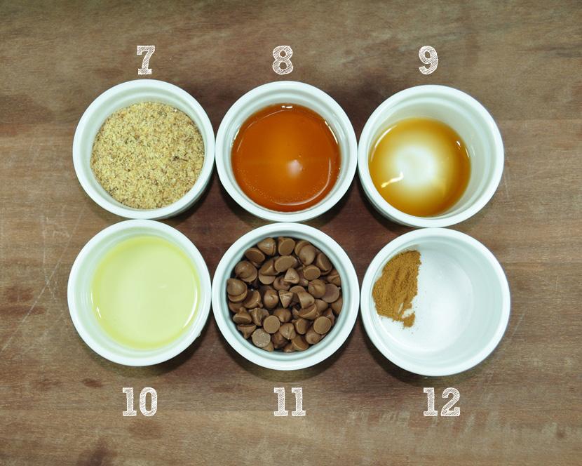 1-200g de aveia em flocos; 2-250g de granola (a de sua preferência); 3-1/3 de xícara de açúcar mascavo; 4- ¼ de xícara de farinha de trigo; 5-2 colheres de sopa de cacau em pó; 6- ¼ de xícara de