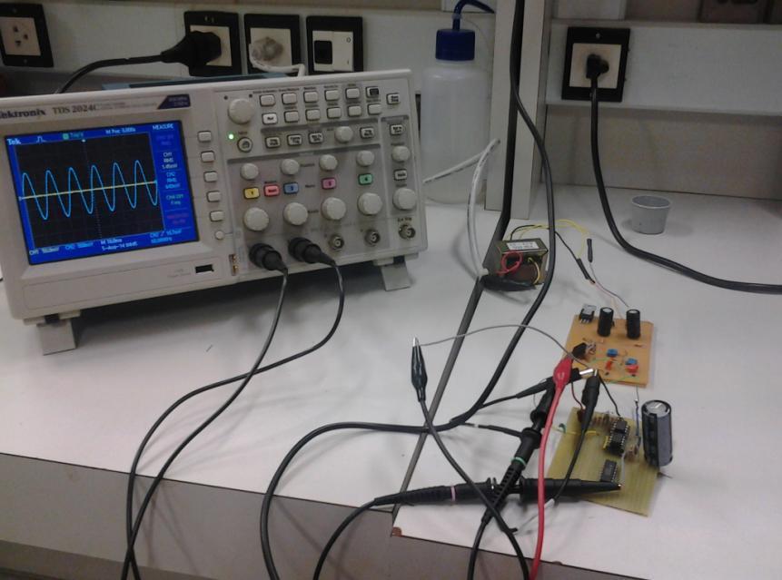 As figuras 12 e 13 ilustram esses testes e a calibração realizados. Figura 6 - Código de programação do Radiuino na base e no sensor. 2.6. Arduino Trata-se de uma plataforma de prototipagem de hardware livre baseada no microcontrolador Atmega328.