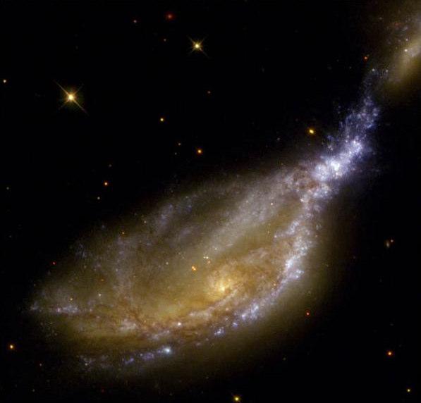 Colisões entre Galáxias Colisão galáctica em NGC 6745 A galáxia espiral grande, com seu núcleo ainda intacto, não apenas interagiu gravitacionalmente, mas realmente colidiu.