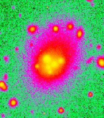 Fusão de Galáxias Algumas galáxias elípticas gigantes, conhecidas como galáxias cd, têm propriedades peculiares, tais como: halos muito extensos (até 3 milhões de anos luz em diâmetro), núcleos