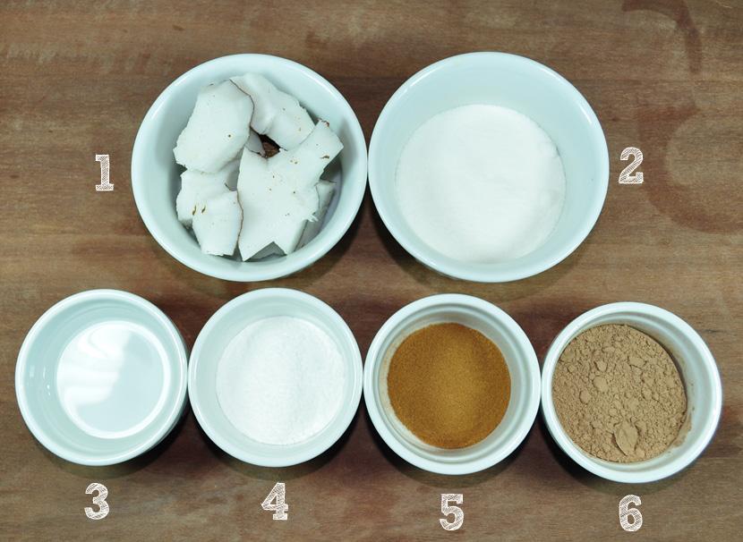 1) 250g de coco seco picado; 2) 1 xícara de açúcar (180g); 3) ½ xícara de água (120ml); 4) 1 colher de chá de fermento em pó; 5) ½ colher de sopa de canela em pó; 6) 2
