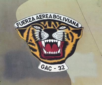 Os últimos F-86 bolivianos foram vendidos para colecionadores americanos em 1993 e 1994. F-86F Bolivianos em 1991 e emblema do Grupo de Aviação de Caça 32 que os operava. (Crédito das fotos: A.