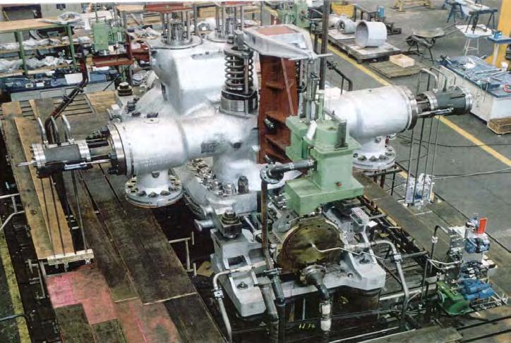 54 Figura 27 - Turbina a vapor multi-estágio montada As turbinas a vapor multi-estágios podem possuir em aplicações especiais, extração de vapor a uma pressão intermediária entre a pressão de entrada