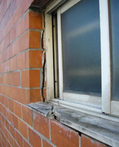 Soluções de reabilitação de paredes de fachada- Pós grampeamento exagerada (ver Figura 6), para corrigir o facto de as alvenarias não estarem aprumadas em alguns panos.