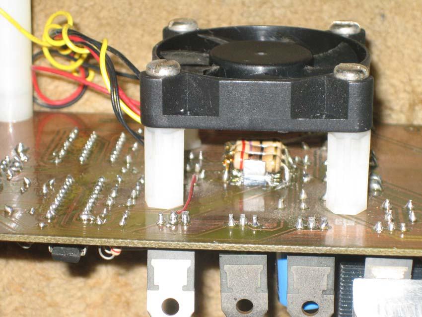 Figura 2 Detalhe do conjunto resistências, sensores e ventilador 2. Sensores O sensor de temperatura é baseado no sensor digital DS1624.