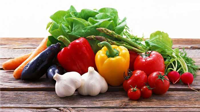 06 Como cozinhar vegetais - Todos os alimentos com membranas ou peles (como batatas, tomates, berinjelas e pimentões) devem ser furados quando forem cozidos inteiros.