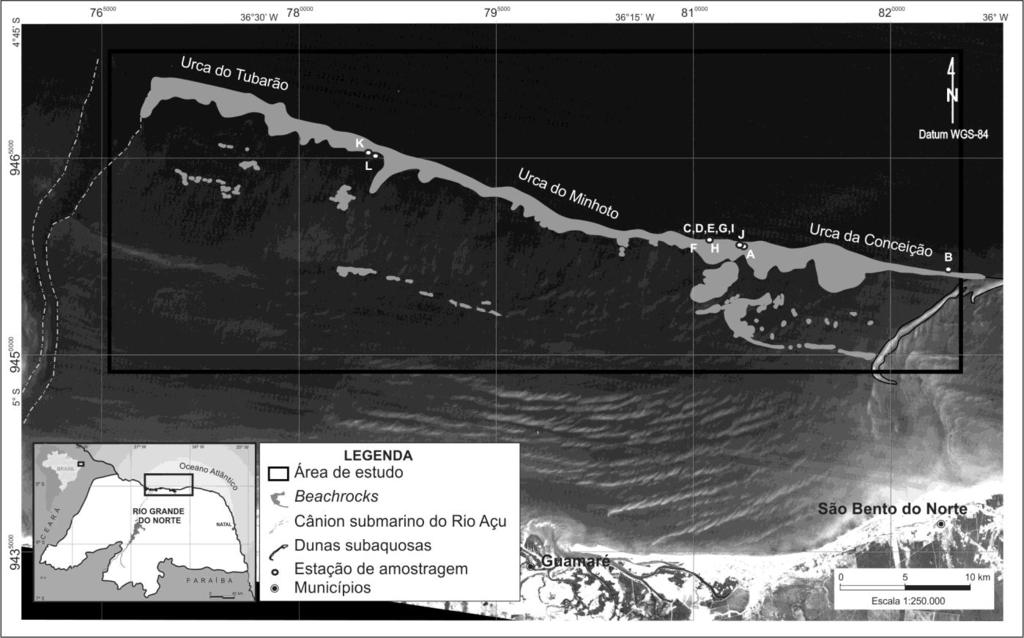 Figura 1. Carta-imagem a partir de recorte da cena 215-63 do Landsat7 ETM+ com localização da área estudada e delimitação dos beachrocks de zona costa-afora e das estações de amostragem.