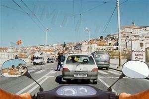 A partir da sinalização vertical posso inverter o sentido de marcha? Não. Sim. A velocidade a que devo circular neste local é: 40 Km/h. 50 Km/h. A que for mais aconselhável perante estas condições.