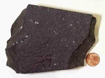 Arrefecimento rápido do magma à superfície Não há tempo para os cristais / minerais se poderem desenvolver (muito pequenos ou invisíveis à