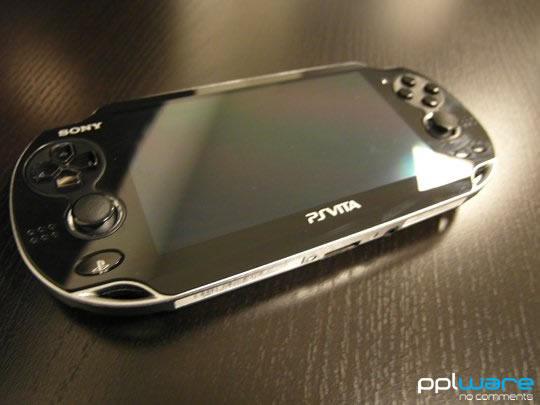 Outra diferença encontra-se no ecrã. A PS Vita traz um ecrã ligeiramente maior, de 5'', com tecnologia OLED e sensível ao toque.