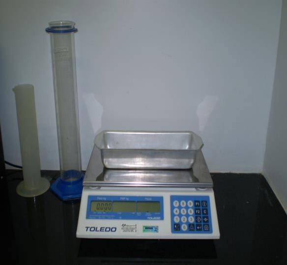 30 A B Figura 4. A Balança utilizada para pesar amostras; B Aparelho MOTOMCO medidor de umidade do laboratório de controle de qualidade das rações Comigo, em janeiro de 2014.