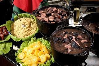 No modo carioca de fazer feijoada, encontramos ingredientes como a carne salgada - como a carne de sol - partes de porco, folhas de louro, cebola, e a laranja, que serve para balancear os