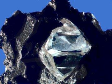 Certas vezes um cristal pode ser identificado mesmo macroscopicamente, devido à sua forma geométrica e orientações específicas de faces planas, mas nem