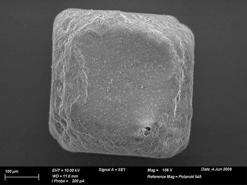 Redes Cristalinas: Introdução Cristal: estrutura que possui um alto ordenamento microscópico de seus constituintes (átomos,