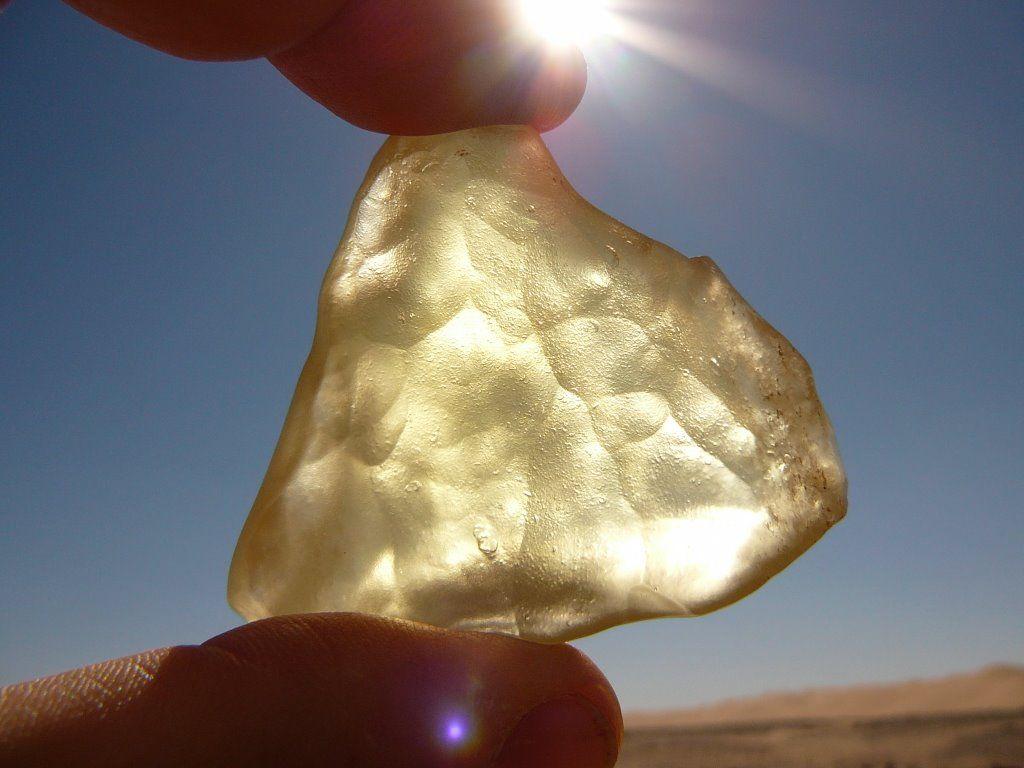 Por exemplo: o vidro comum não é um cristal, pois não mantém a periodicidade