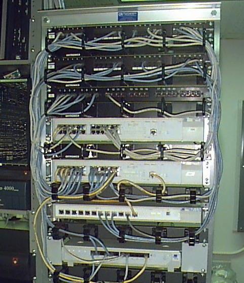 0 Montagem em rack. 0 Na figura ao lado vemos alguns equipamentos de rede montados em rack.