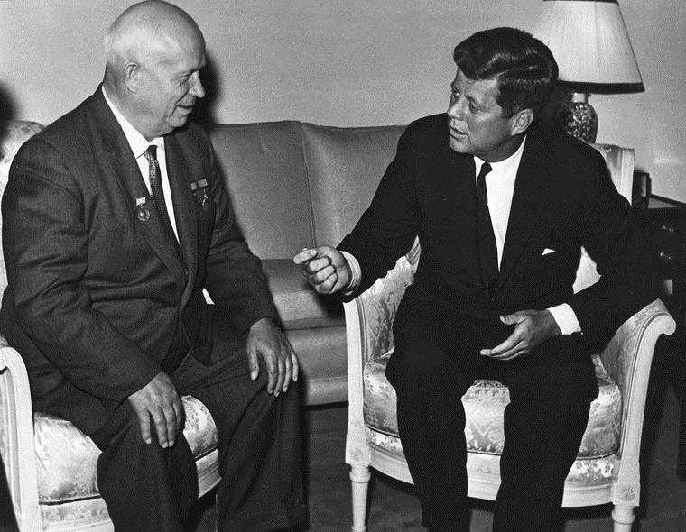 Modelo chinês Com a morte de Stálin (dirigente soviético) em 1953, sobe ao poder Nikita Khrushchev (ficou até 1964.