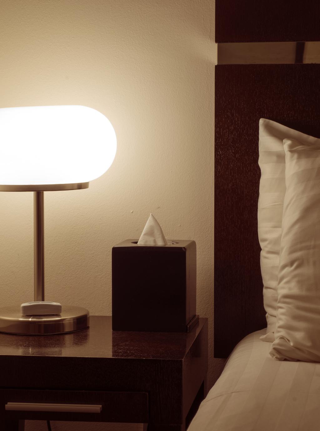 Como Prevenir No quarto Coloque uma lâmpada perto da sua cama; Ilumine o