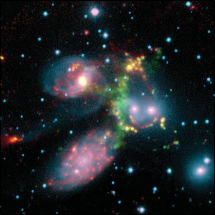 Quinteto de Stefan: mas só 4 galáxias fazem parte. A espiral abaixo está na frente, distante do grupo.