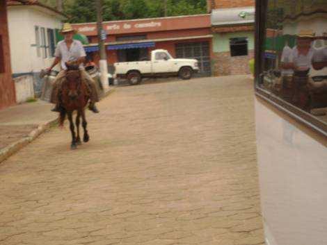 35 FIGURA 15: Na foto a entrega domiciliar do leite a cavalo. Modo de vida preservado de Vargem Bonita.