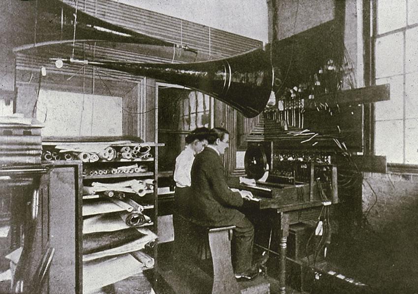 História dos Instrumentos Musicais Telharmonium, 1897 (fazer stream de áudio) Imagem de http://cec.sonus.