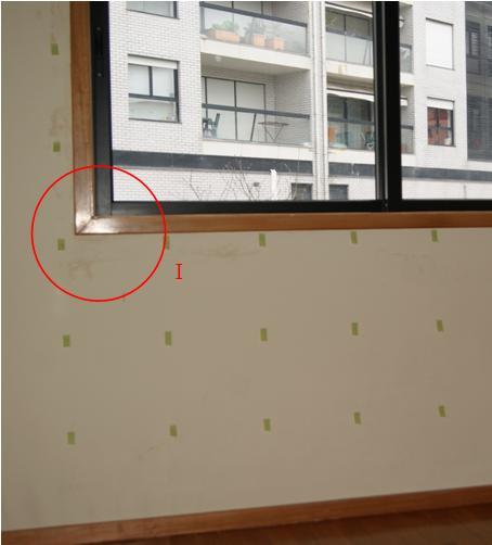da parede junto ao teto, que devido à existência de um varão para suporte da cortina, não pode ser devidamente analisada. Analisando a planta da habitação apresentada na Figura 5.