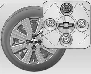 190 Cuidados com o veículo relação ao recesso do bocal de enchimento do pneu e reinstale o primeiro parafuso no orifício da roda, correspondente à posição do orifício maior do domo.