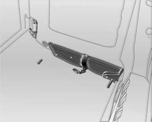 Instalação: Monte e trave a tampa do bagageiro nas guias laterais e prenda as tiras de sustentação do compartimento de bagagem.