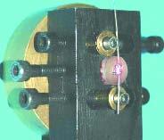 O desenho do dispositivo (Figura 3) permitiu a rotação do cilindro de acrílico até se obter a angulação desejada entre o bracket e o fio ortodôntico (0º, 4ºe 8º) e incluiu dois cilindros metálicos de