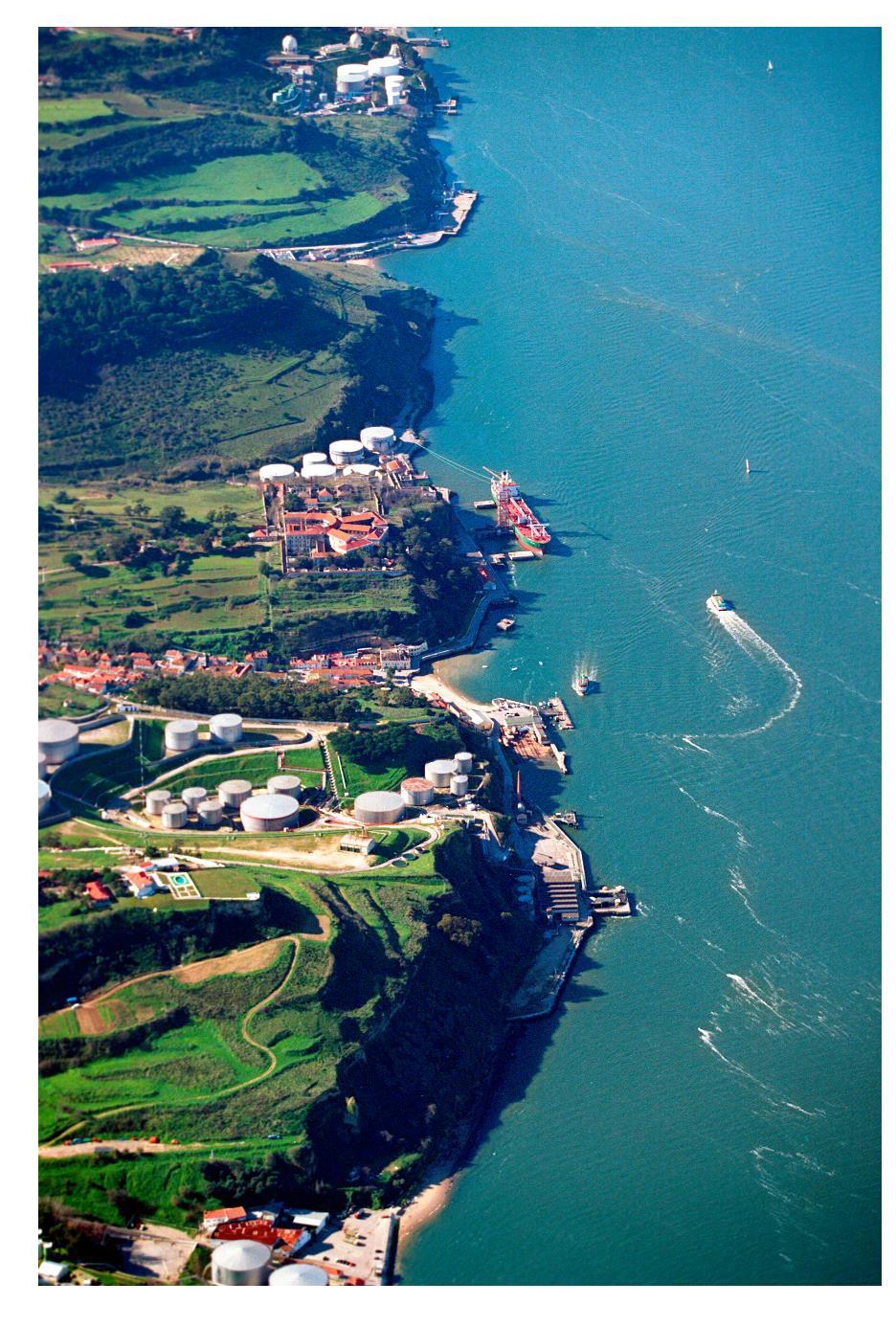Terminais de Granéis Líquidos 4 TERMINAIS Terminal de Líquidos do Porto dos Buchos (OZ Energia) Estação de Assistência Naval (ETC) Terminal de