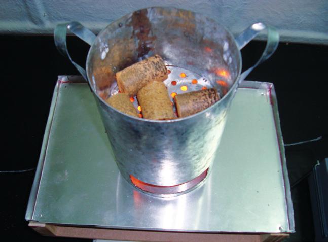 mg. A B C D E F 15 Para avaliar o comportamento dos briquetes na combustão foi construído um dispositivo de teste semelhante ao desenvolvido por Quirino & Brito (1991).