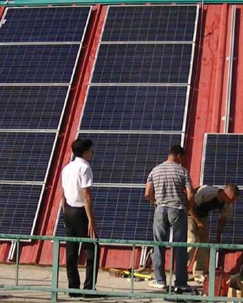 1 SOLUÇÕES OFF-GRID FOTOVOLTAICAS Sistemas solares fotovoltaicos Os sistemas de energia solar fotovoltaica são uma das melhores soluções para preencher as necessidades básicas em termos de energia