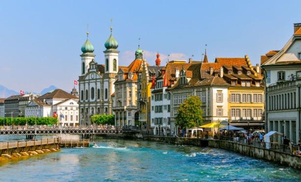 10º Dia Lucerna Café da manhã no hotel. Com as montanhas Rigi e Pilatus e os Alpes como pano de fundo, Lucerna é um dos destinos turísticos mais visitados na Suíça.