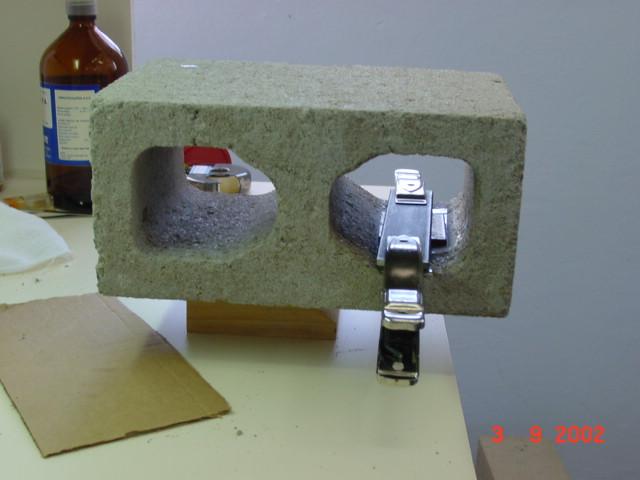 Figura 453 - Pinças de mola posicionadas. Passo 9 - Os blocos foram mantidos na temperatura e no tempo indicados pelo fabricante da cola, para correta cura do processo.