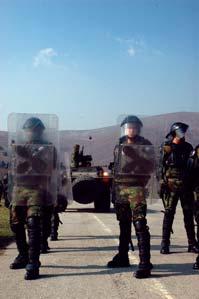 54 Os militares em primeira linha não devem deixar os manifestantes aproximarem-se das viaturas de granadas no decorrer de uma situação de tumulto, diz-nos o major páraquedista Gonçalo Oliveira,