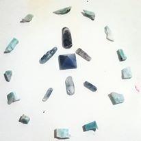 Material 6 água- marinhas, 7 Larimar, 6 Cianita Azul e 1 pirâmide de Quartzo azul. Objetivo Energia de limpeza semelhante à do oceano.