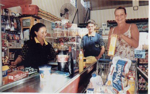 TIPO DE LOJA DE VAREJO Supermercado: operações de autoserviço relativamente grandes, de baixo custo, baixa margem e alto volume, projetadas para atender a todas as necessidades de alimentação,