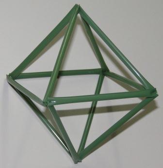55 Figura 8 Observando a figura acima podemos identificar um Octaedro, sólido constituído de oito faces, doze arestas e seis vértices.