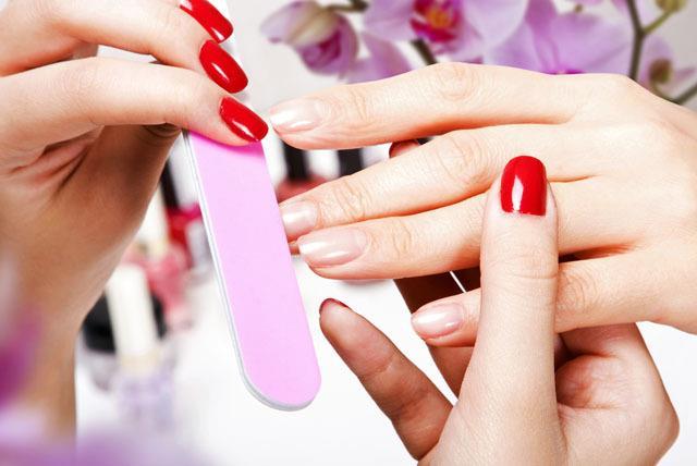 Tudo o que eu preciso saber sobre ser manicure e pedicure O que é Manicure? As manicures não especialistas nos cuidados com a limpeza e embelezamento das mãos de maneira delicada.