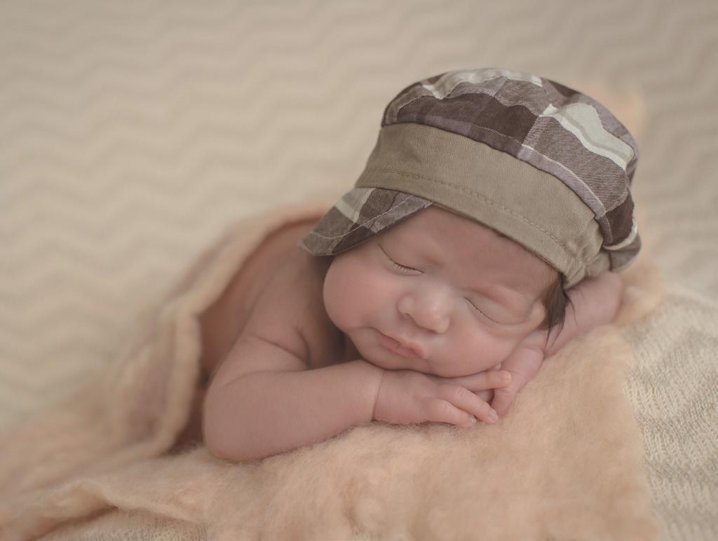 Nos enquadramentos, a regra de não cortar o modelo nas juntas, pontas de dedos e orelhas também aplica-se à fotografia newborn.