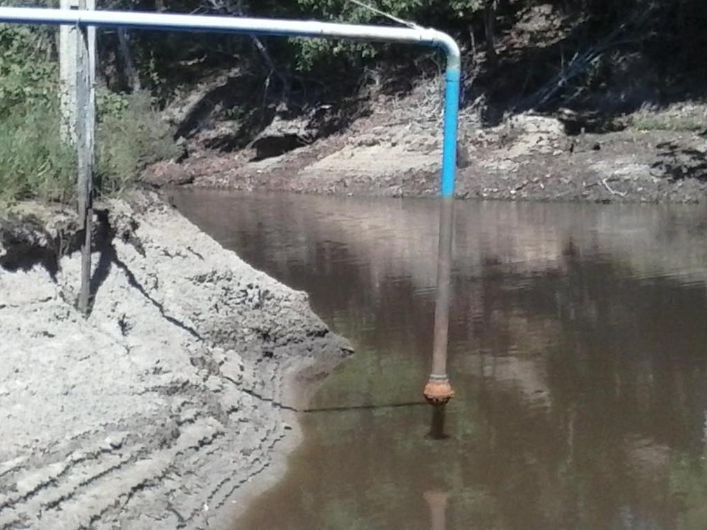 Na tomada de água para irrigação pode-se ver o alongamento do cano, para aproveitar o volume morto