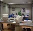 Por outro, existem vários gabinetes que possuem diversos equipamentos informáticos e material de escritório, constituídos por mobiliários de escritório em madeira com revestimento em PVC,