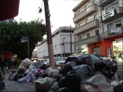Foto 01: Acúmulo de resíduos de tecidos das oficinas de confecções na rua Bresser