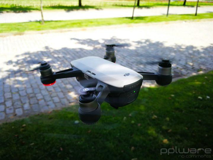 Análise DJI Spark - O drone dos gestos e das selfies Date : 10 de Julho de 2017 Quando pensamos em drones associamos sempre a uma aeronave algo volumosa que carece de algum espaço para transportar.