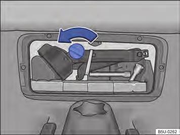 Certificar-se sempre que a bolsa das ferramentas de bordo está corretamente fixada no assoalho atrás do banco do passageiro.