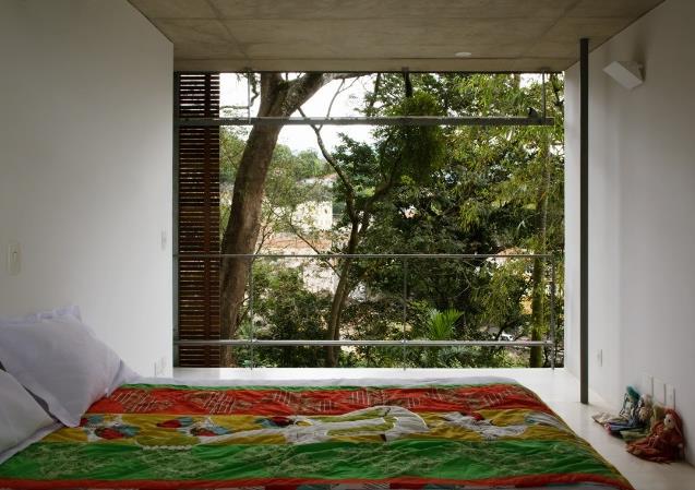 Nas residências analisadas, a espacialidade dos dormitórios é parecida: as portas janelas de vidro nas menores dimensões do quarto definem uma tensão visual unidirecional, resultando em espaço mais