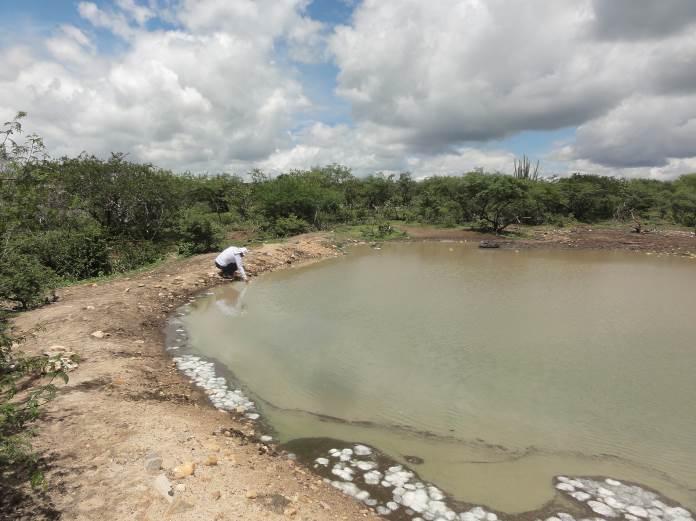 Ainda com relação aos recursos hídricos superficiais, registra-se na área estudada a existência de pequenas bacias de acumulação de águas pluviais, denominadas de barreiros.