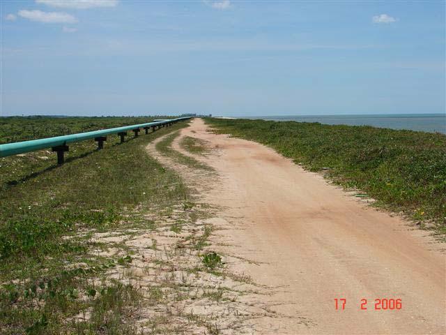 102 Fotografia 7. Tubulação de gás da Petrobrás sobre o cordão litorâneo ao longo do Perfil 2 - Coord. 229039; 7535011 (Foto: Dieter Muehe).