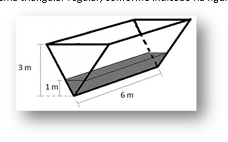 QUESTÃO 03 Um tanque, inicialmente vazio, tem a forma de prisma triangular regular e suas paredes têm espessuras desprezíveis.